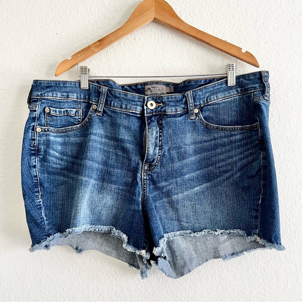 Torrid Feel the Fit Dark Wash Cutoff Denim Shorts Sz 22